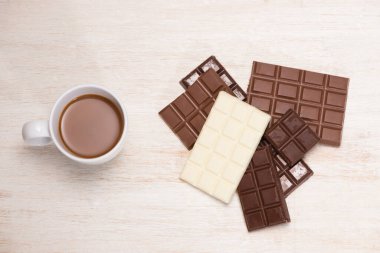 Çeşitli çikolata bar kutusunda Beyaz ahşap zemin üzerinde bir sürü