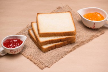 Masada bir plaka üzerinde çilek reçeli ile tost.