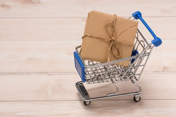 Masada Kağıt Kraft Ile Sarılı Hediye Kutusuyla Alışveriş Arabası — Stok fotoğraf