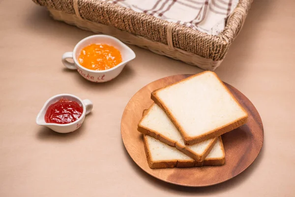 Toast Aux Fraises Confiture Orange Sur Une Assiette Sur Table — Photo
