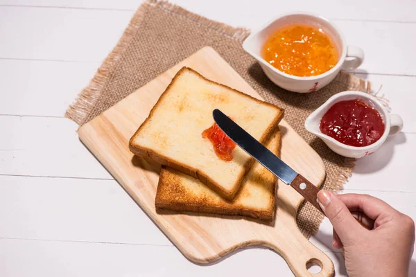 Mulher Mãos Comendo Pão Com Geléia Morango Para Café Manhã — Fotografia de Stock