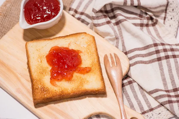Toast Met Aardbeienjam Een Plaat Tafel — Stockfoto