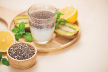 Chia puding cam ile sağlıklı kahvaltı