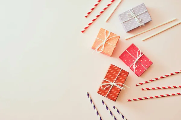 Diferentes Férias Caixas Presente Coloridas Envolto Papel Colorido Arcos Fundo — Fotografia de Stock