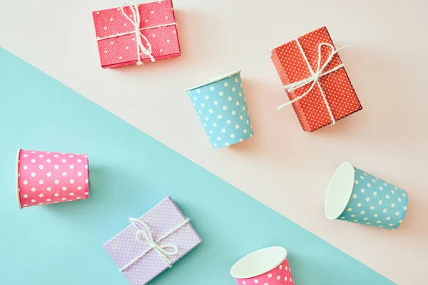 Geschenkkarton Mit Vielen Tassen Auf Farbigem Hintergrund — Stockfoto