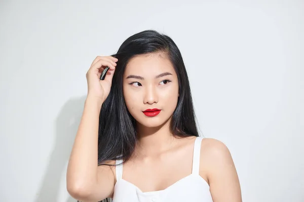 아시아 여성의 모델의 초상화는 배경에 분리되어 머리카락을 여자의 — 스톡 사진