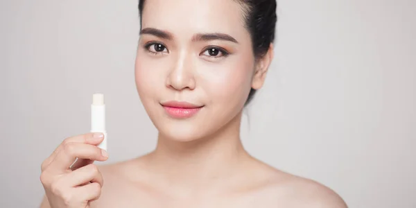 Mujer Asiática Aplicando Bálsamo Labial Higiénico Sobre Fondo Gris —  Fotos de Stock