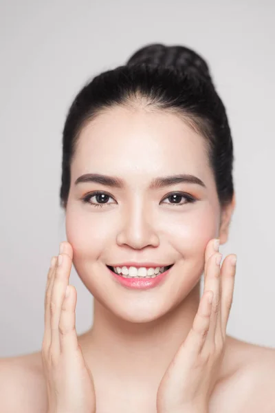 Lyckligt Leende Vacker Asiatisk Kvinna Att Vidröra Hennes Ansikte — Stockfoto