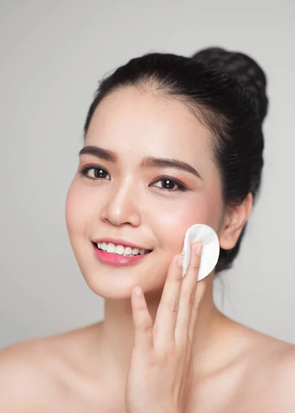 Feliz Sorrindo Bela Mulher Asiática Usando Algodão Pad Limpeza Pele — Fotografia de Stock