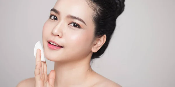 Boldog Mosolygós Gyönyörű Ázsiai Használ Pamut Pad Tisztító Bőr — Stock Fotó
