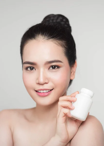 Saludable Mujer Asiática Feliz Con Pastillas Botella Mano — Foto de Stock