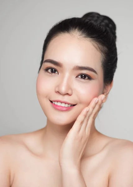 Happy Usmívající Krásné Asijské Žena Dotýká Její Tvář — Stock fotografie