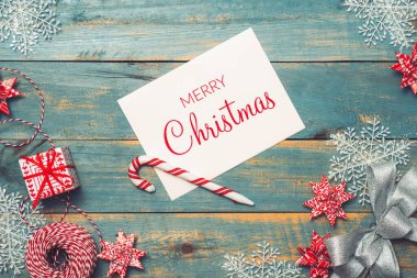 Noel dekorasyonları ahşap arka plan üzerinde arka plan. Kopya alanı ile Üstten Görünüm