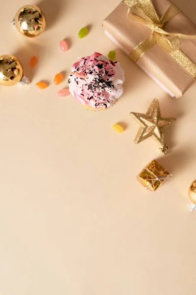 Kerstkaart Cupcake Met Geschenkdozen Ornament Snoepjes Lichtgele Achtergrond Vakantie — Stockfoto