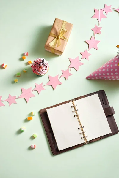 Cuaderno Vacío Con Cajas Regalo Una Magdalena Sombrero Con Caramelos — Foto de Stock