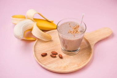 Taze muz smoothie pembe arka plan yaptı.