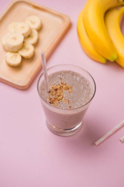 Taze muz smoothie pembe arka plan yaptı.