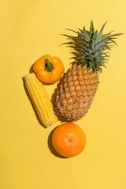 Sarı zemin üzerinde taze meyveler