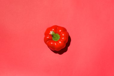 Kırmızı arkaplanda kırmızı dolma biber manzarasının üstünde. 