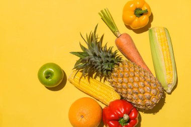 Sarı zemin üzerine taze meyve