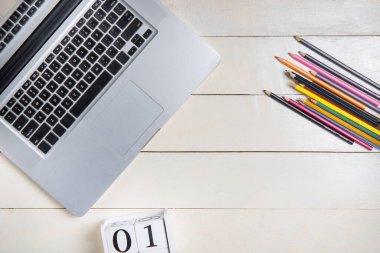 Düz konum çalışma tablosu, bilgisayar klavyesi ve kırtasiye.