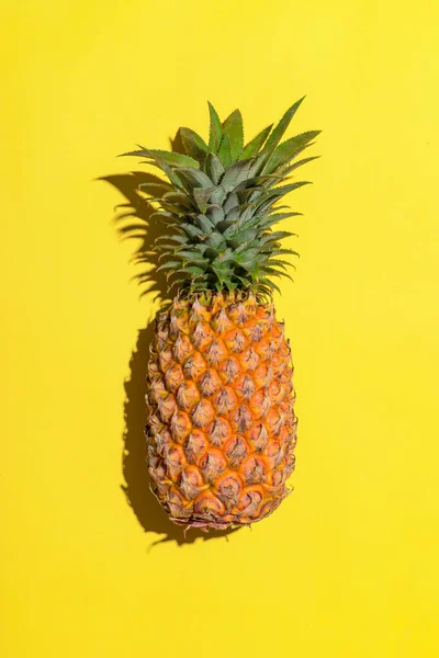 Letní Ovoce Ananas Světle Žlutém Podkladu — Stock fotografie