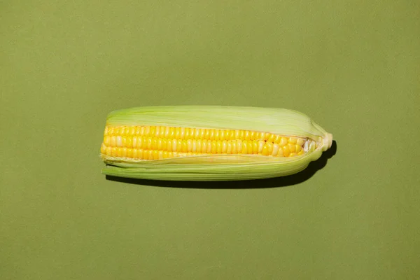 Friss Kukoricacsutka Zöld Háttérrel Érett Kukoricafélék — Stock Fotó