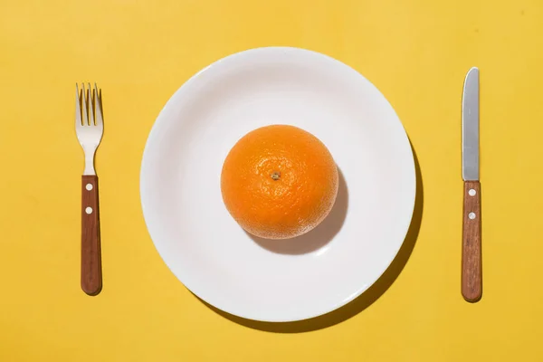 Ansicht Von Orangen Auf Weißem Teller Mit Messer Und Gabel — Stockfoto