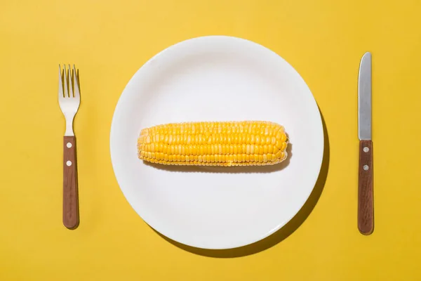 Ansicht Von Mais Auf Weißem Teller Mit Messer Und Gabel — Stockfoto