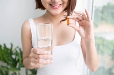 Vitamin ve İlave. Çeken Güzel Genç Kadının Yakın Çekimi 