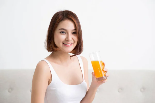 Csinos Fiatal Ázsiai Fényes Szobában Narancslevet Iszik — Stock Fotó