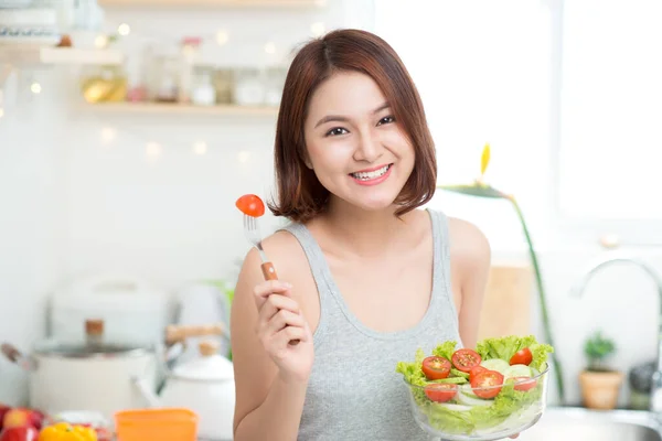 Hermosa Chica Asiática Joven Comiendo Ensalada Sonriente Feliz Chica Comer —  Fotos de Stock