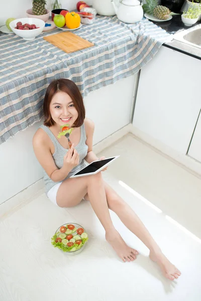 Mujer Joven Asiática Comiendo Alimentos Saludables Utilizando Una Tableta Para —  Fotos de Stock
