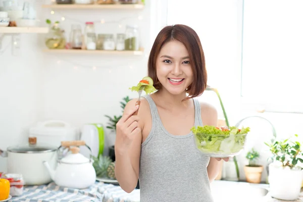 Bella Giovane Ragazza Asiatica Mangiare Insalata Sorridente Ragazza Felice Mangiare — Foto Stock