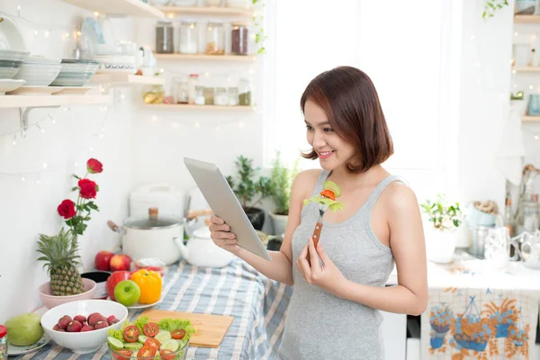 Boldog Szép Ázsiai Egészséges Étel Konyhában Olvasás Recept Segítségével Digitális — Stock Fotó