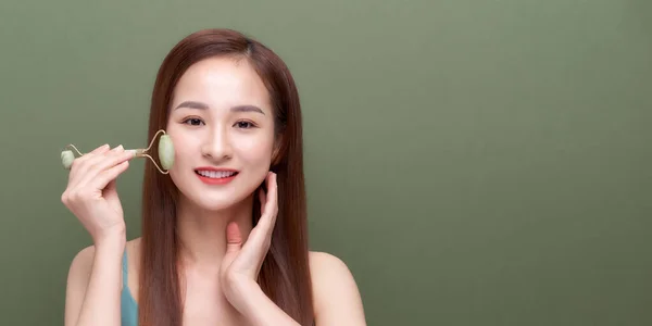 Frau Bei Gesichtsmassage Mit Jade Gesichtswalzen Für Wellness Hautpflege — Stockfoto