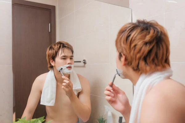 Man Shaving Bathroom — Stock Photo, Image