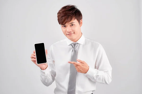 Πορτραίτο Της Νεαρής Νεαρής Ασίας Άνθρωπος Παρουσιάζοντας Έξυπνο Τηλέφωνο Μαμέ — Φωτογραφία Αρχείου