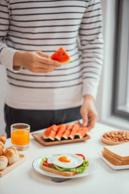 Evde lezzetli, sağlıklı bir kahvaltı. 