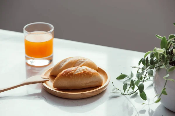 Πρωινό Στο Τραπέζι Και Χυμό Πορτοκάλι — Φωτογραφία Αρχείου
