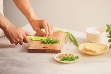 Sarma Wonton ve çiğ maddeler mutfakta izole