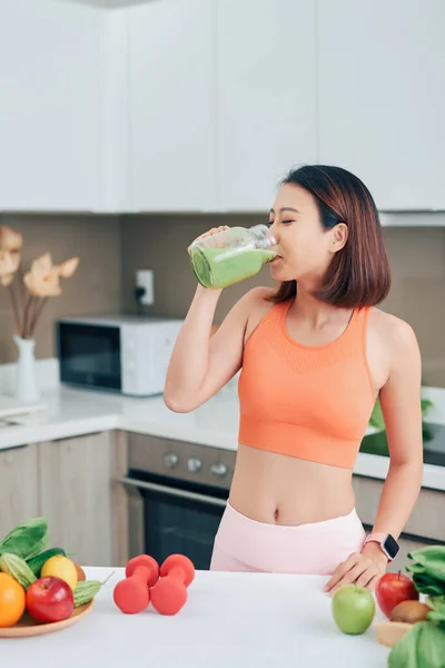 Mujer Bastante Asiática Bebiendo Jugo Desintoxicación Verde Mientras Usa Ropa — Foto de Stock
