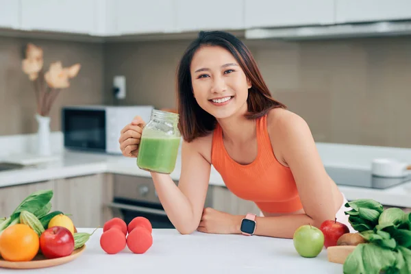 Pretty Asian Kobieta Pije Zielony Sok Detox Podczas Noszenia Sportowej — Zdjęcie stockowe