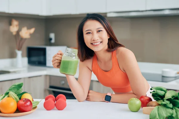 Mujer Bastante Asiática Bebiendo Jugo Desintoxicación Verde Mientras Usa Ropa — Foto de Stock