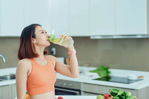 Desintoxicación Smoothie Diet Drink Mujer Sana Con Cuerpo Forma Beber — Foto de Stock