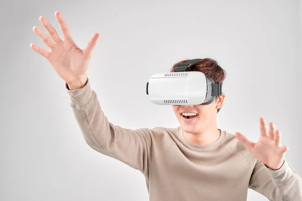 Giovane Uomo Affari Utilizzando Auricolare Realtà Virtuale Sorridente — Foto Stock