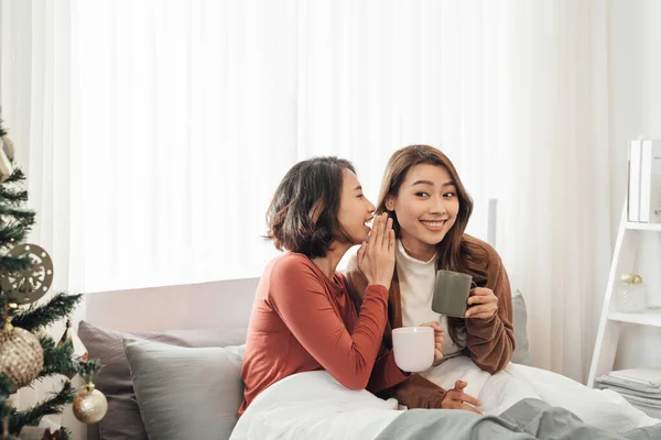 Amigos Felizes Conversando Bebendo Café Chá Sentado Sofá Casa Fofocando — Fotografia de Stock