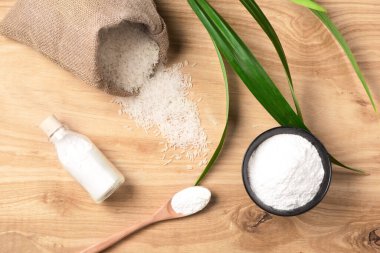 Hafif arkaplanda pirinç unu ve kaşık.