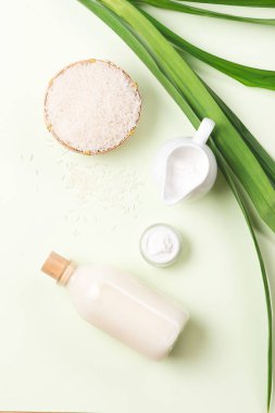 Pirinci cam şişedeki süt gibi temizleyen su ve biraz sert pirinç. 