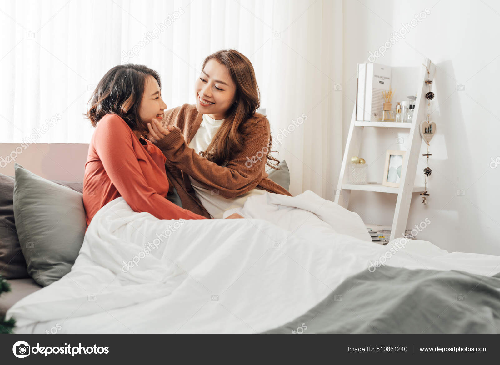 Zwei Schöne Lesben Entspannen Sich Auf Dem Bett Zwei Schöne Lesben Entspannen Sich Auf Dem Bett